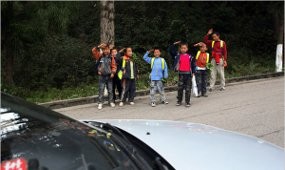 Di China Anak SD Beri Hormat Mobil Lewat