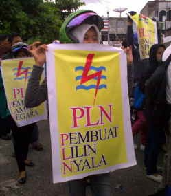 Mahasiswa Kembali Geruduk Kantor PLN Riau