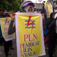 Mahasiswa Kembali Geruduk Kantor PLN Riau