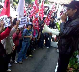 Buruh Geruduk Disnakertrans Jateng