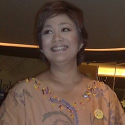 Jadi Kurus, Hughes Sumbang Baju