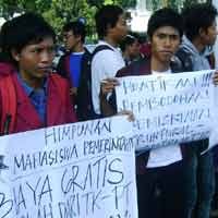 Demo Mahasiswa Malang Tolak Kenaikan Gaji Menteri Ricuh