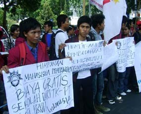 Demo Mahasiswa Malang Tolak Kenaikan Gaji Menteri Ricuh