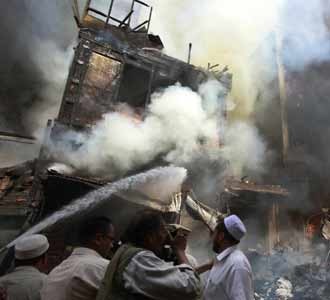 Bom Mobil Sambut Hillary di Pakistan