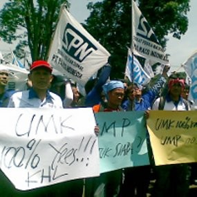 Tuntut UMK=KHL, Buruh Geruduk Gedung Sate