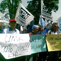 Tuntut UMK=KHL, Buruh Geruduk Gedung Sate