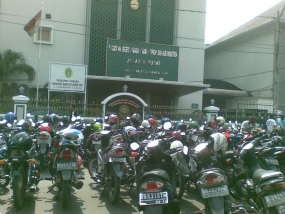 Parkir Liar PN Jakpus Macetkan Sekitar Jl Gajah Mada