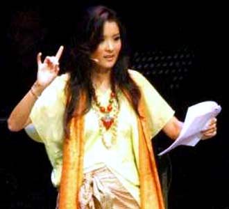 Marcella Zalianty Anggap Rendra Pahlawan
