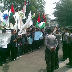 Demo Israel, Mahasiswa dan Polisi Sempat Adu Badan