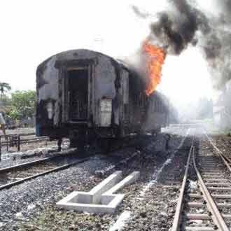 Gerbong KA Mutiara Timur Terbakar