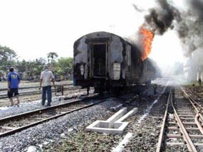 Gerbong KA Mutiara Timur Terbakar