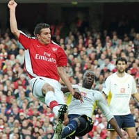 Arsenal Menangi North London Derby