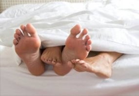 Tertangkap Basah Selingkuh, Pria Ngumpet di Jendela Sambil Telanjang 