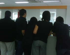 Baju Hitam di Kantor-kantor