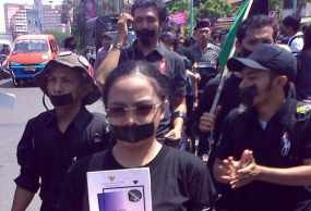 Berpakaian Serba Hitam, Cicak Jateng Gelar Aksi Tutup Mulut
