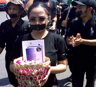 Aksi Tutup Mulut Aktivis Cicak