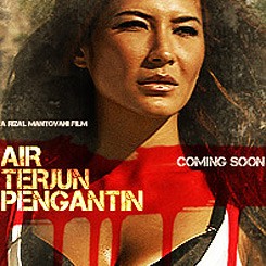 Parade Aktris Berbikini Ala Air Terjun Pengantin