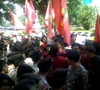 Mahasiswa Geruduk Mabes Polri