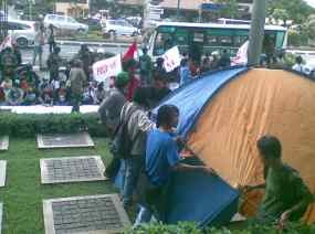 2 Mahasiswa Pingsan, 8 Masih Bertahan