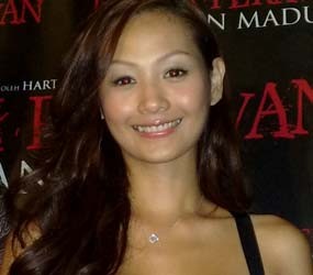 Jarak Jauh, Indah Kalalo Kencan Lewat BlackBerry