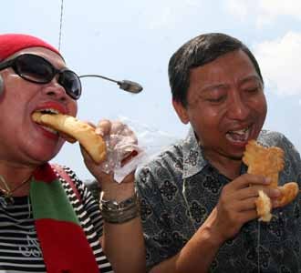 Dukung KPK, Warga Makan Buaya