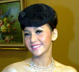 Maia Estianty dan Topi Tempelnya