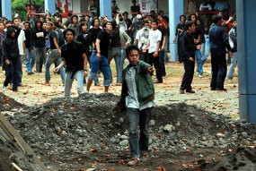 Massa Bubar, Ratusan Polisi Tetap Berjaga-jaga