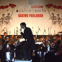 Musicademia 2009: Bakar Semangat Juang 45 Lewat Musik Orkestra