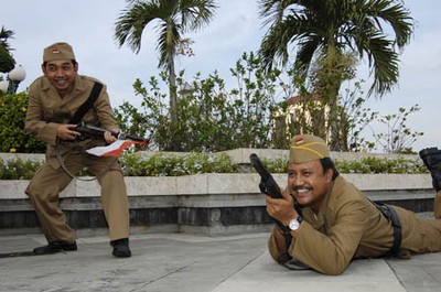 Perang-perangan di Tugu Pahlawan