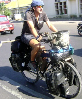 Obsesi Badut Spanyol Keliling Dunia dengan Sepeda 