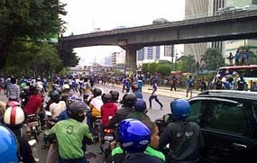 Suporter Bola Menuju Kuningan, Tol Dalam Kota Macet