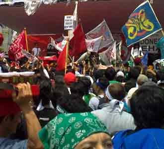Slank Semarakkan Konser Cicak