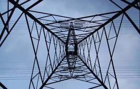 Diduga Putus Cinta, Suheri Nekat Panjat Tower Sutet