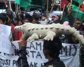 Dukung KPK, Mahasiswa Yogya Arak Buaya ke DPRD