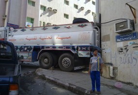 Pondokan Jamaah Calhaj DKI Jakarta Ditabrak Truk Tangki Air 