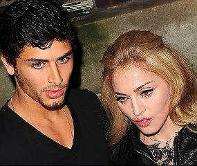  Ingin Dinikahi Berondong, Madonna Ketemu Calon Mertua