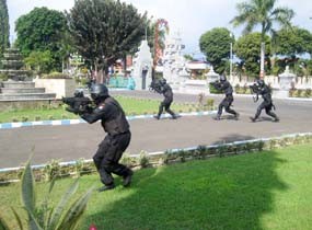 Pasukan Raider Gelar Latihan Penyelamatan Sandera 