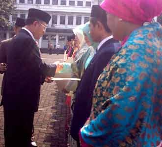 Pegawai Pemkot Dapat Penghargaan