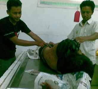 Pria Bertato Tewas dengan Dua Luka