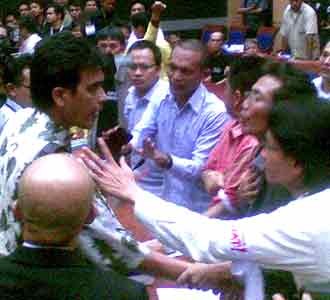 Rapat Komisi III-Kompak Ricuh
