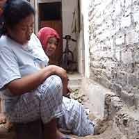 Uap Panas Muncul dari Bawah Rumah Gegerkan Sampang 