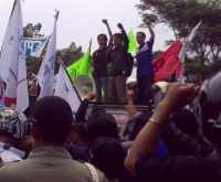 Buruh Usir Pengendara yang Melintas Depan Pemkot Cimahi