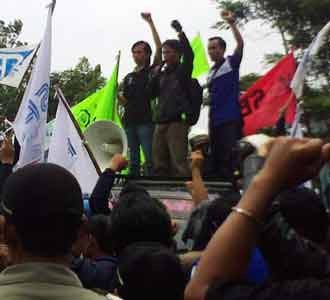 Buruh Cimahi Tuntut Kenaikan Upah