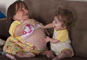 Ibu Terkecil di Dunia Nekat Melahirkan