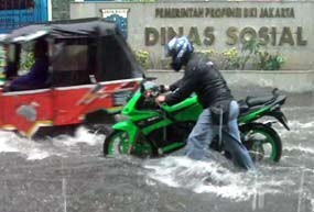 Jl Gunung Sahari II Banjir, Banyak Motor Mogok