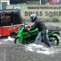 Jl Gunung Sahari II Banjir, Banyak Motor Mogok