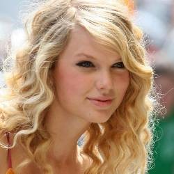 Taylor Swift Ukir Sejarah di Country Music Awards