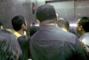 Lift di DPR Anjlok dari Lantai 3, Karyawan & Wartawan Histeris