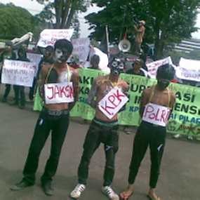 Bermuka Hitam Putih, Massa AMCK Dukung Polri dan KPK