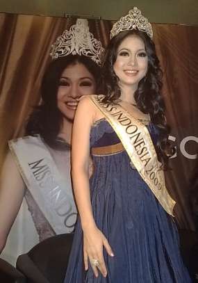 Miss Indonesia 2009 Heran Lihat Mobil di London